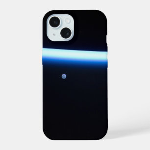 Dunne Lijn Van De Aardatmosfeer En Een Wassende Ma iPhone 15 Case