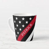 Dunne rode lijn brandweerman vlag monogram naam latte mok (Linkerhoek)