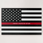 Dunne rode lijn brandweervrouw vlagmonogram legpuzzel<br><div class="desc">Deze leuke puzzel is voorzien van een zwart-wit brandweerapparaat met dunne rode lijn Amerikaanse vlag met sterren en strepen op een zwarte achtergrond en een naam die je moet personaliseren. Het maakt een geweldig cadeau.</div>