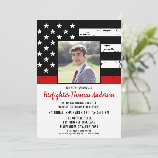 Dunne Rode Lijn Foto Brandweerman Afstudeerfeestje Kaart (Staand voorkant)