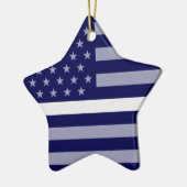 Dunne witte lijnvlag keramisch ornament (Links)