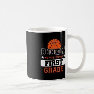 Dunnking Mijn Weg Door 1e Grade Basketbal Terug T Koffiemok