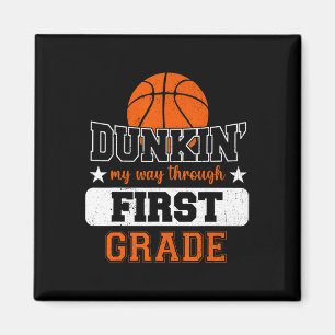 Dunnking Mijn Weg Door 1e Grade Basketbal Terug T Magneet