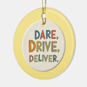 "Durf, rijd, lever.": Keramisch Ornament (Links)