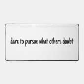 Durf te achtervolgen Desk Mat (Voorkant)