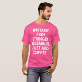Dus Instant Fish Stringer Assembler voegt gewoon k T-shirt (Voorkant volledig)