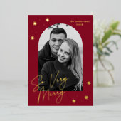 Dus zeer vrolijk script boogfoto Cranberry en goud Folie Feestdagenkaart (Staand Voorkant)