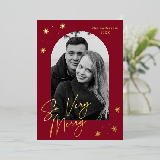Dus zeer vrolijk script boogfoto Cranberry en goud Folie Feestdagenkaart (Staand Voorkant)