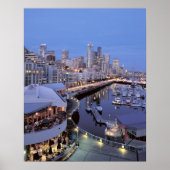 Dusk op Bell Harbour in Seattle, Washington. Poster (Voorkant)