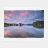 Dusk Sky Reflecties op Loch Carron Fleece Deken (Voorkant (Horizontaal))