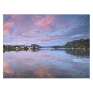 Dusk Sky Reflecties op Loch Carron Tafelkleed