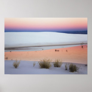 Dusk sky weerspiegeld in zwembad water uit poster