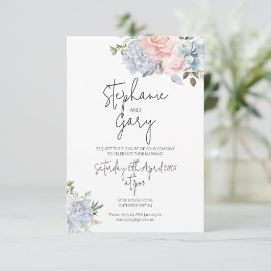 Dusky Blue & Blush bruiloft uitnodiging (Staand voorkant)