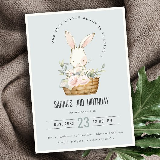 Dusky Blue Bunny In Bloemenmand Kids Verjaardag Kaart