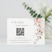 Dusky Herfst Marsala Bloemen Bruiloft QR Code RSVP Informatiekaartje (Staand voorkant)