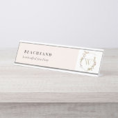 Dusky Pink Wildflower Monogram Initiaal Crest Bureau Naambordje (Voorkant)