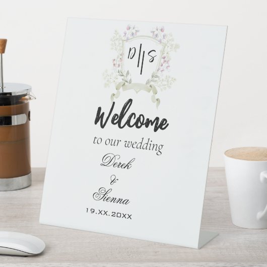 Dusky Wildflower Monogram Crest Wedding Reclamebord Met Voetstuk (Insitu)