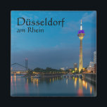 Dusseldorf Duitsland Magneet<br><div class="desc">Nachtfoto van Düsseldorf,  een van de grootste steden van Duitsland,  gelegen aan de Rijnoever.</div>