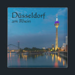 Dusseldorf Duitsland Magneet<br><div class="desc">Nachtfoto van Düsseldorf,  een van de grootste steden van Duitsland,  gelegen aan de Rijnoever.</div>