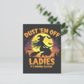Dust Em Off Dames Het is Rijseizoen Halloween Kaart (Staand voorkant)