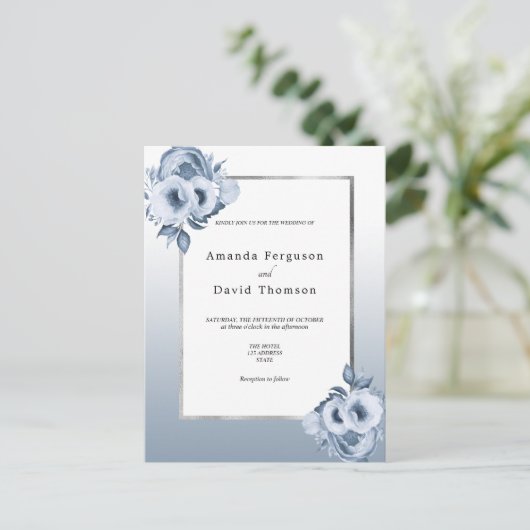 Dustmaanblauwe zilverfloralen trouwuitnodiging briefkaart (Staand voorkant)