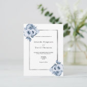 Dustmaanblauwe zilverwitte floralen trouwuitnodigi briefkaart (Staand voorkant)