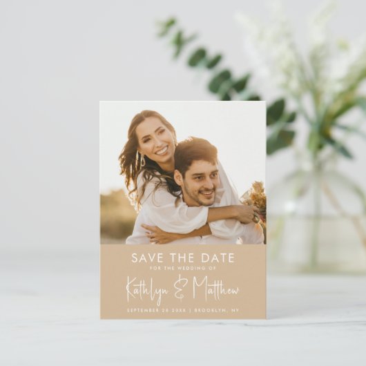 Dusty Beige Fun Script Modern Photo Weddenschap Sa Aankondigingskaart (Staand voorkant)