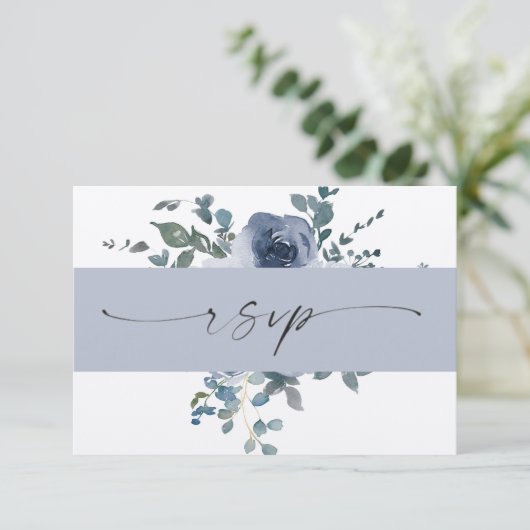 Dusty Blauw Bloemen en Zwart Bruiloft RSVP Kaart (Staand voorkant)