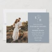 Dusty Blauw Bloemen Monogram Custom Foto Bruiloft Kaart (Voorkant)