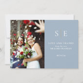 Dusty blauw en goud monogram 2 foto bruiloft kaart (Voorkant)