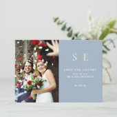 Dusty blauw en goud monogram 2 foto bruiloft kaart (Staand voorkant)