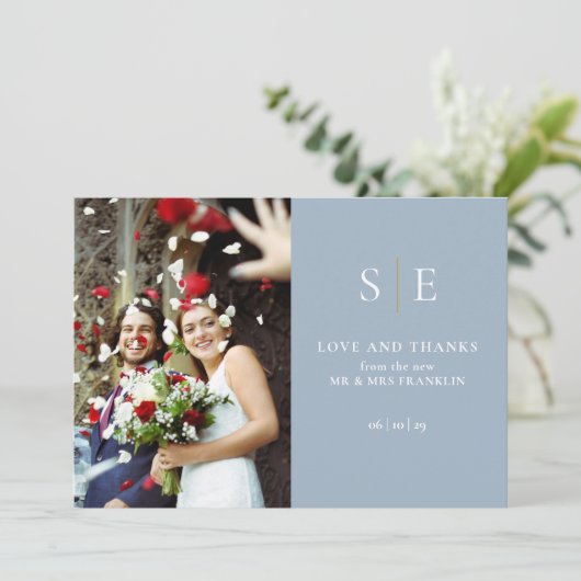 Dusty blauw en goud monogram 2 foto bruiloft kaart (Staand voorkant)