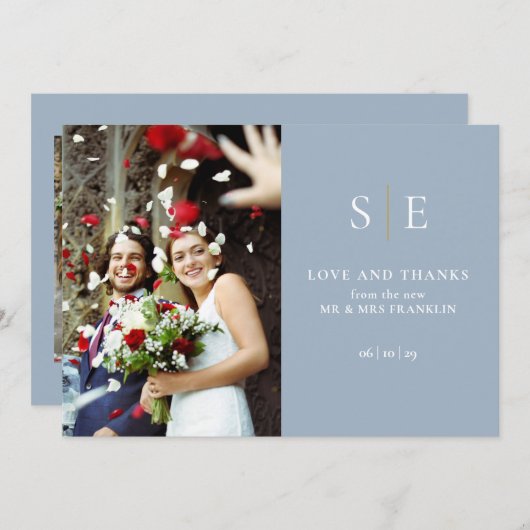 Dusty blauw en goud monogram 2 foto bruiloft kaart (Voorkant / Achterkant)