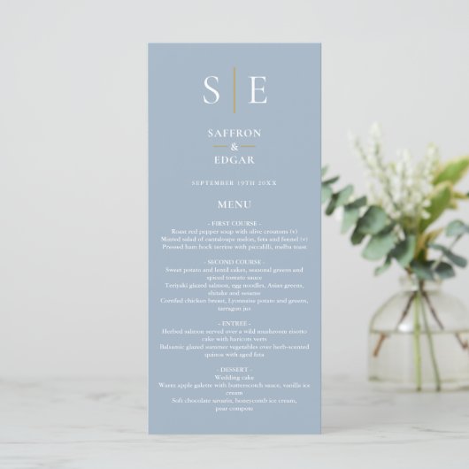 Dusty Blauw en Goud Monogram Bruiloft Diner Menu (Staand voorkant)