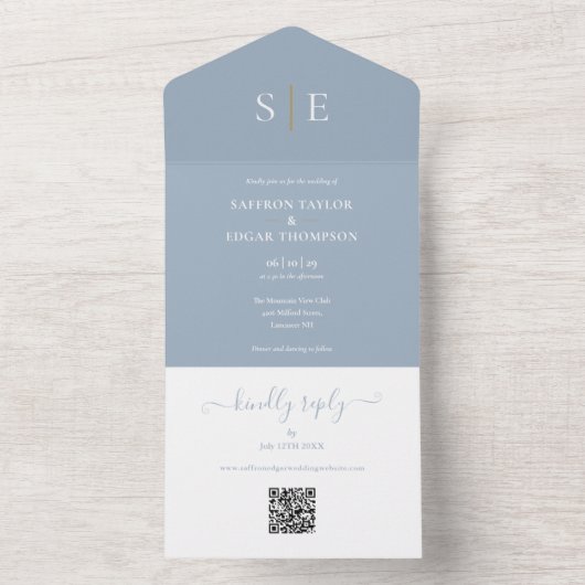 Dusty Blauw en Goud Monogram QR Code Bruiloft All In One Uitnodiging (Binnen)