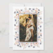 Dusty Blauw en Perzik Wildbloemen Foto Bruiloft Kaart (Achterkant)