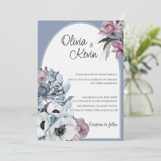 Dusty Blauw en Roze Bloemen Moderne Boog Bruiloft Kaart (Staand voorkant)