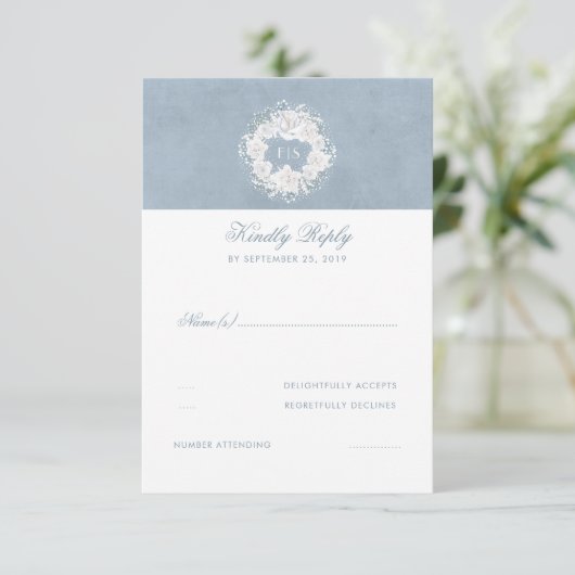 Dusty Blauw en Wit Bloemen Bruiloft RSVP (Staand voorkant)