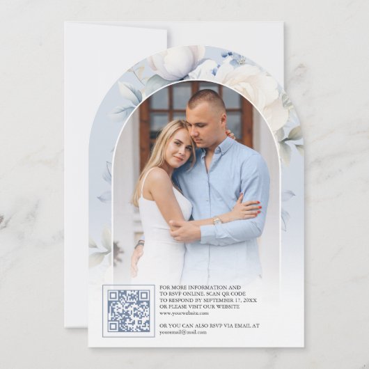 Dusty Blauw en Wit Bloemen QR Code Foto Huwelijk Kaart (Achterkant)