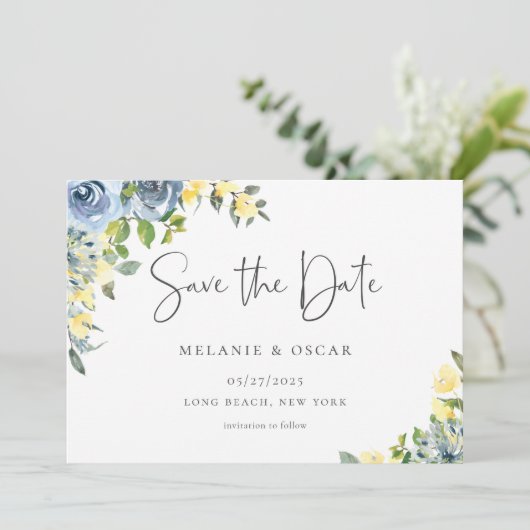 Dusty Blauw Geel Bloemen Foto Save the Date Aankondiging (Staand voorkant)