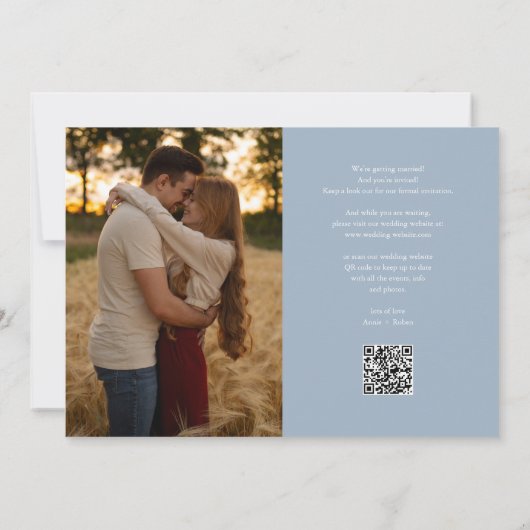 Dusty Blauw Hart Script Foto Bruiloft QR Code Save The Date (Achterkant)