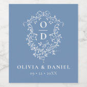 Dusty Blauw Monogram Bruiloft Bloemen Crest Wijn Etiket (Enkel label)