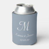Dusty Blauw Monogram Bruiloft Party Favor Blikjeskoeler (Blikje Voorkant)