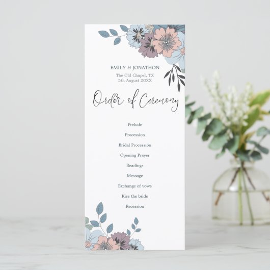 Dusty Blauw Roze Bloemen Stijlvol Script Bruiloft Programmakaart (Staand voorkant)