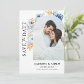 Dusty Blauw Wit Gouden Bloemenboog Foto QR Code Save The Date (Staand voorkant)