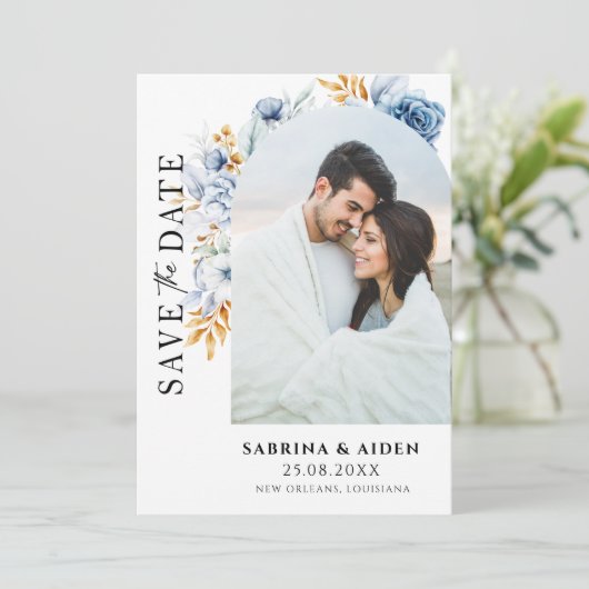 Dusty Blauw Wit Gouden Bloemenboog Foto QR Code Save The Date (Staand voorkant)