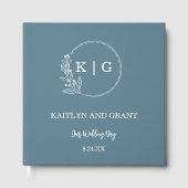 Dusty Blauw & Wit Monogram Bruiloftsgastenboek Gastenboek (Voorkant)