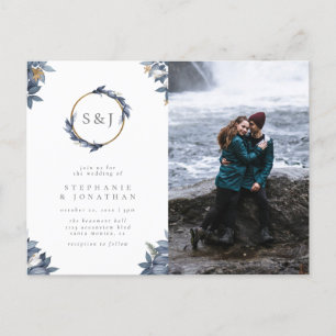 Dusty Blauwe Bladeren & Gouden Monogram Trouwfoto Uitnodiging Briefkaart