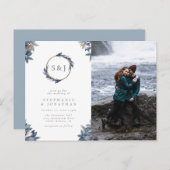 Dusty Blauwe Bladeren & Gouden Monogram Trouwfoto Uitnodiging Briefkaart (Voorkant / Achterkant)