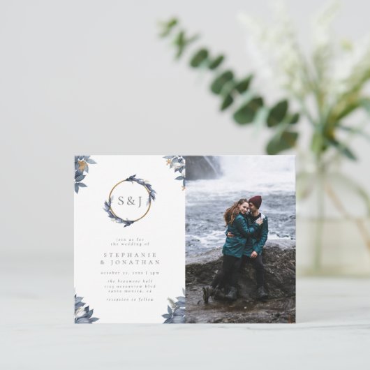 Dusty Blauwe Bladeren & Gouden Monogram Trouwfoto Uitnodiging Briefkaart (Staand voorkant)